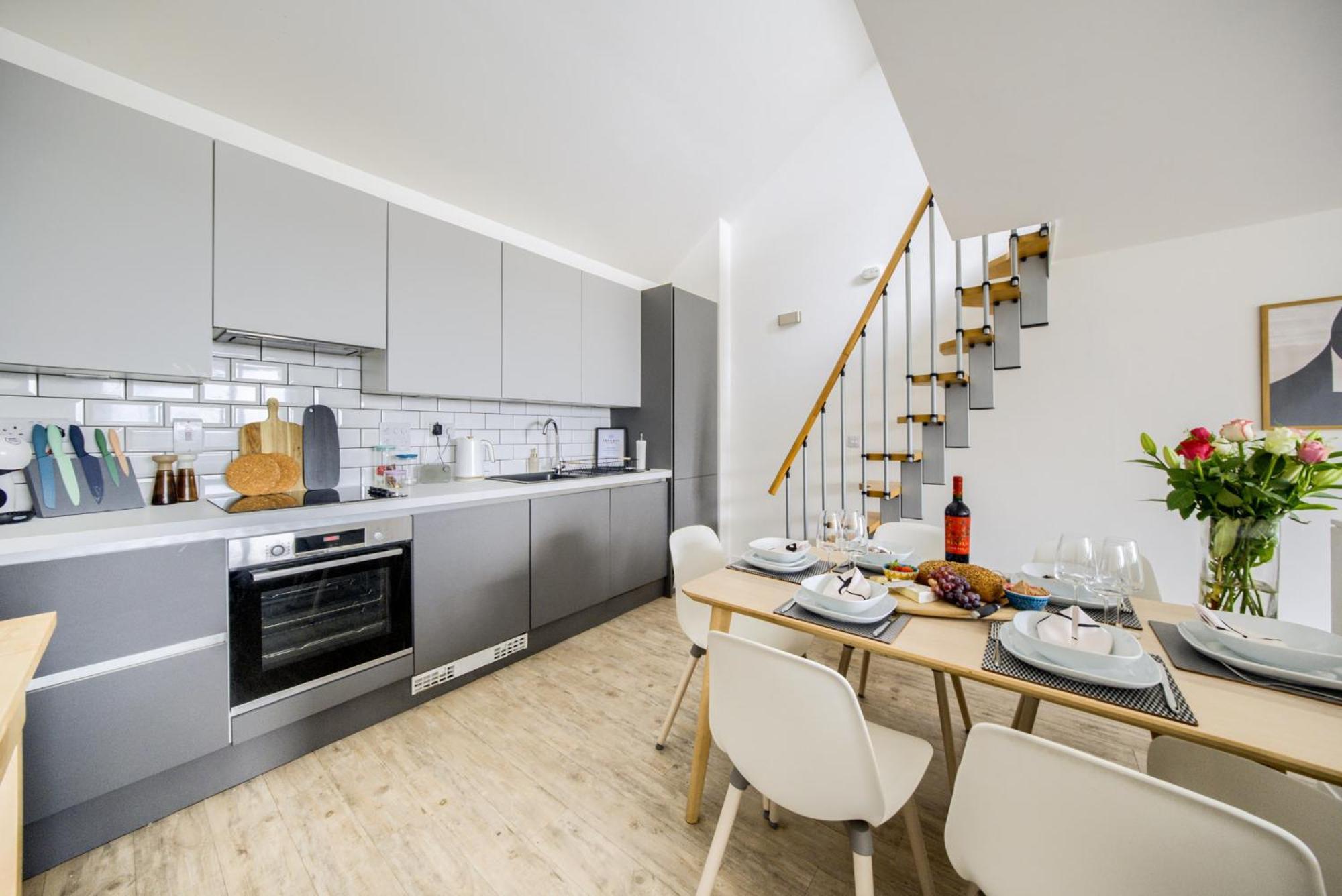 Coventry Large 4-Bed Townhouse By Empower Homes Bagian luar foto