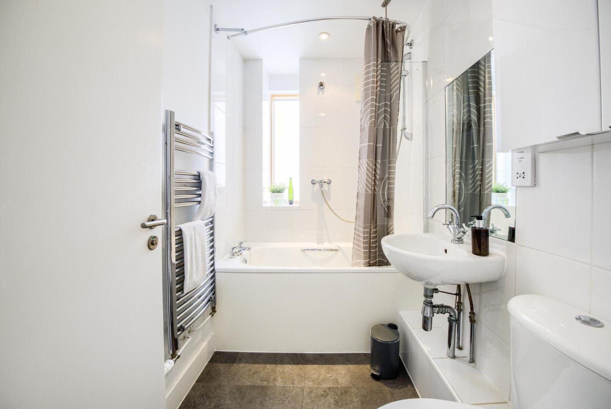 Coventry Large 4-Bed Townhouse By Empower Homes Bagian luar foto