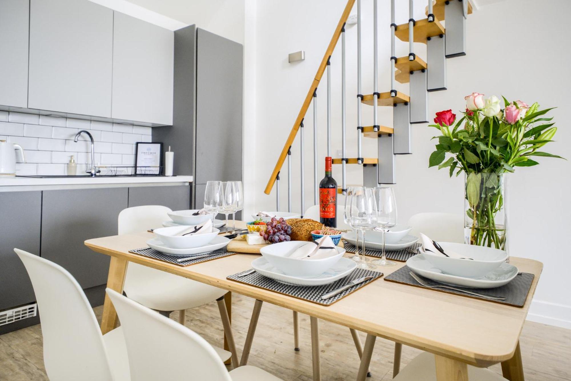 Coventry Large 4-Bed Townhouse By Empower Homes Bagian luar foto