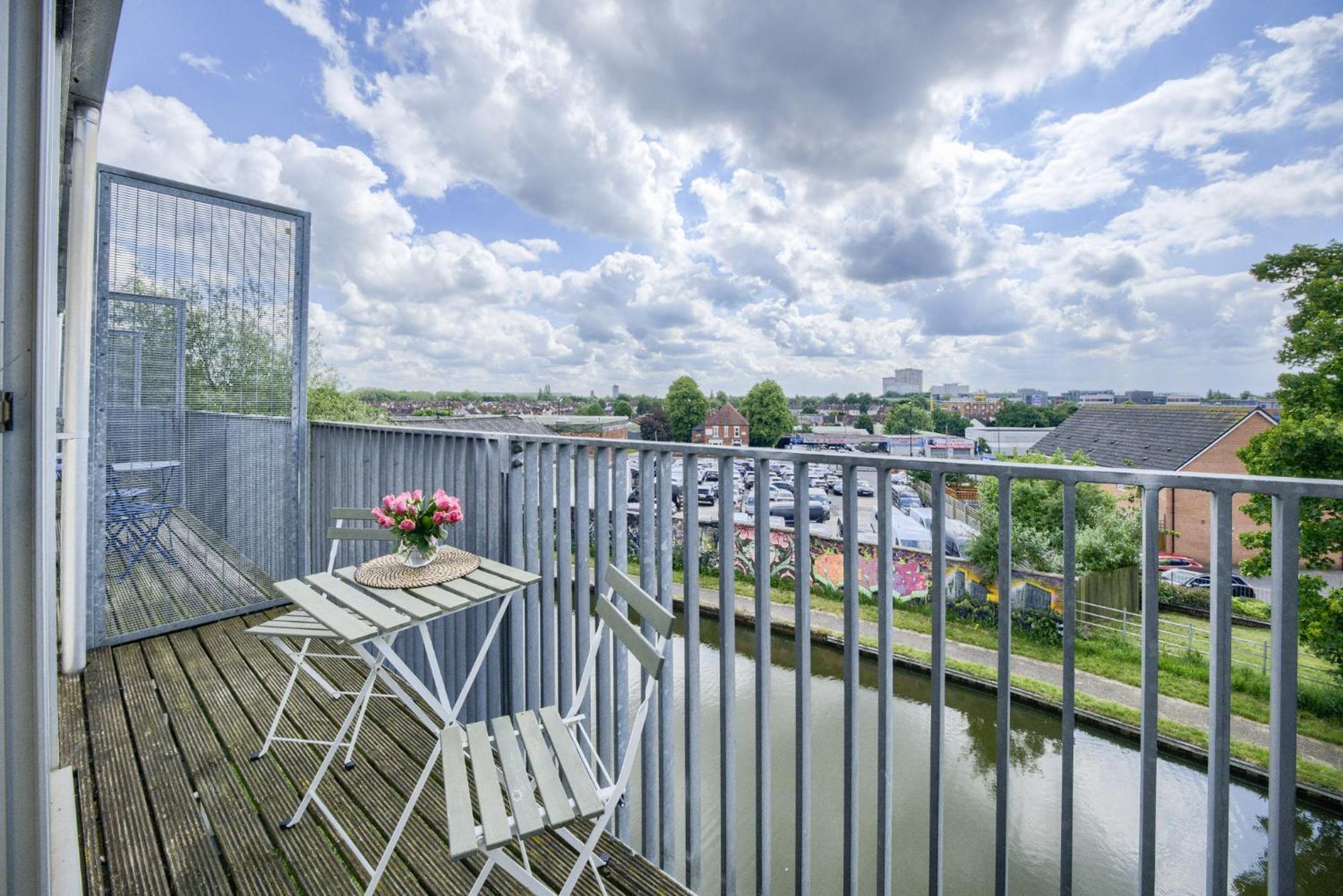 Coventry Large 4-Bed Townhouse By Empower Homes Bagian luar foto