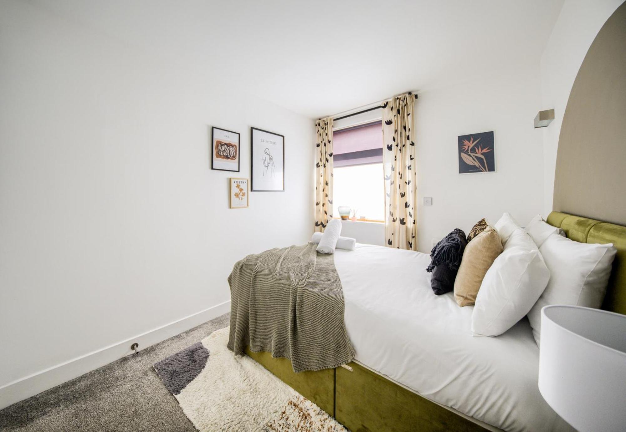 Coventry Large 4-Bed Townhouse By Empower Homes Bagian luar foto