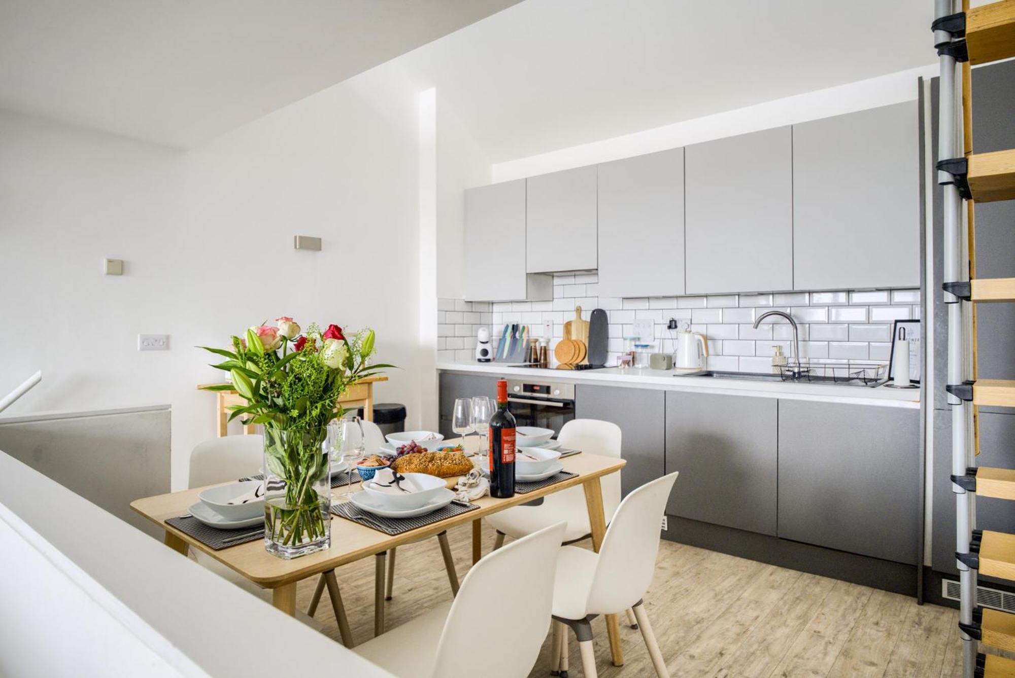 Coventry Large 4-Bed Townhouse By Empower Homes Bagian luar foto